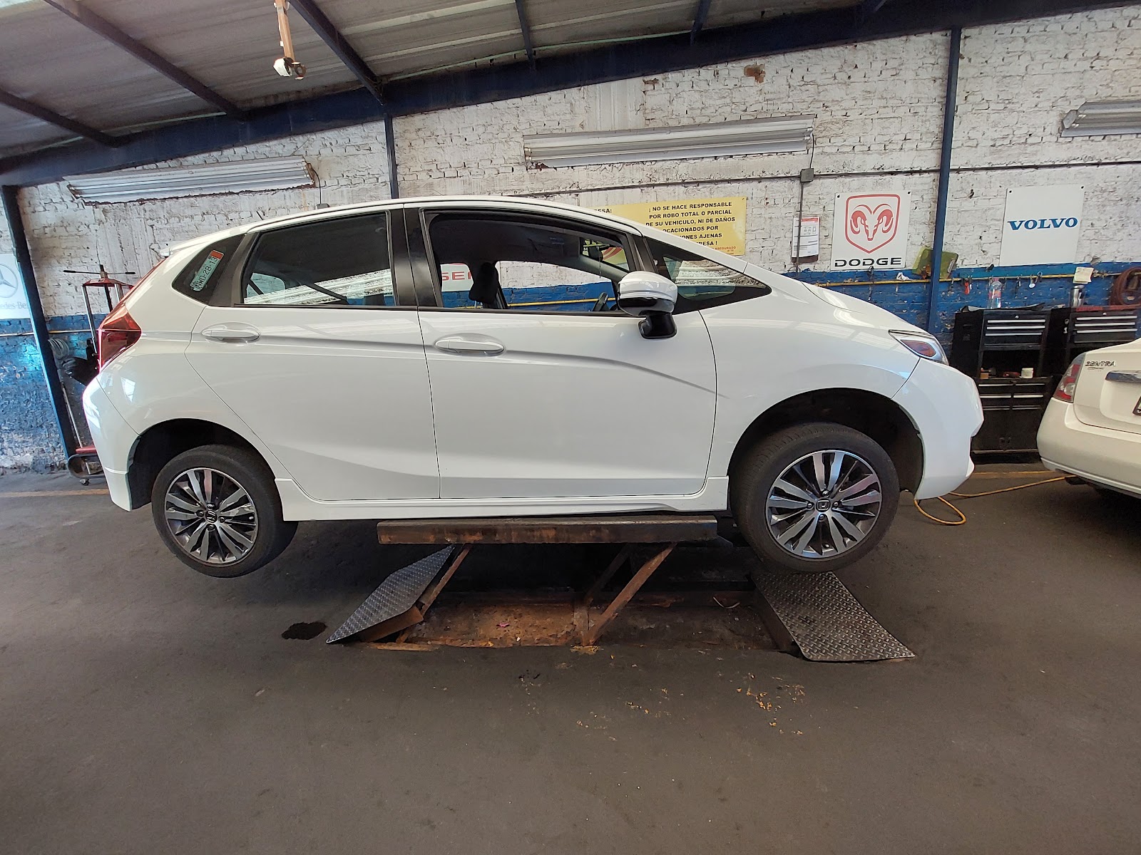 Auto en rampa para revisión