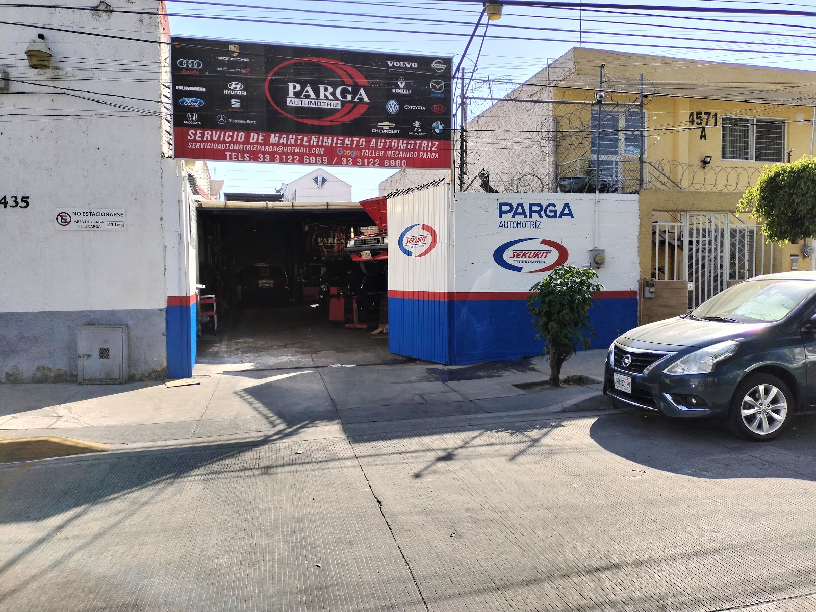 Entrada del taller en Las Torres