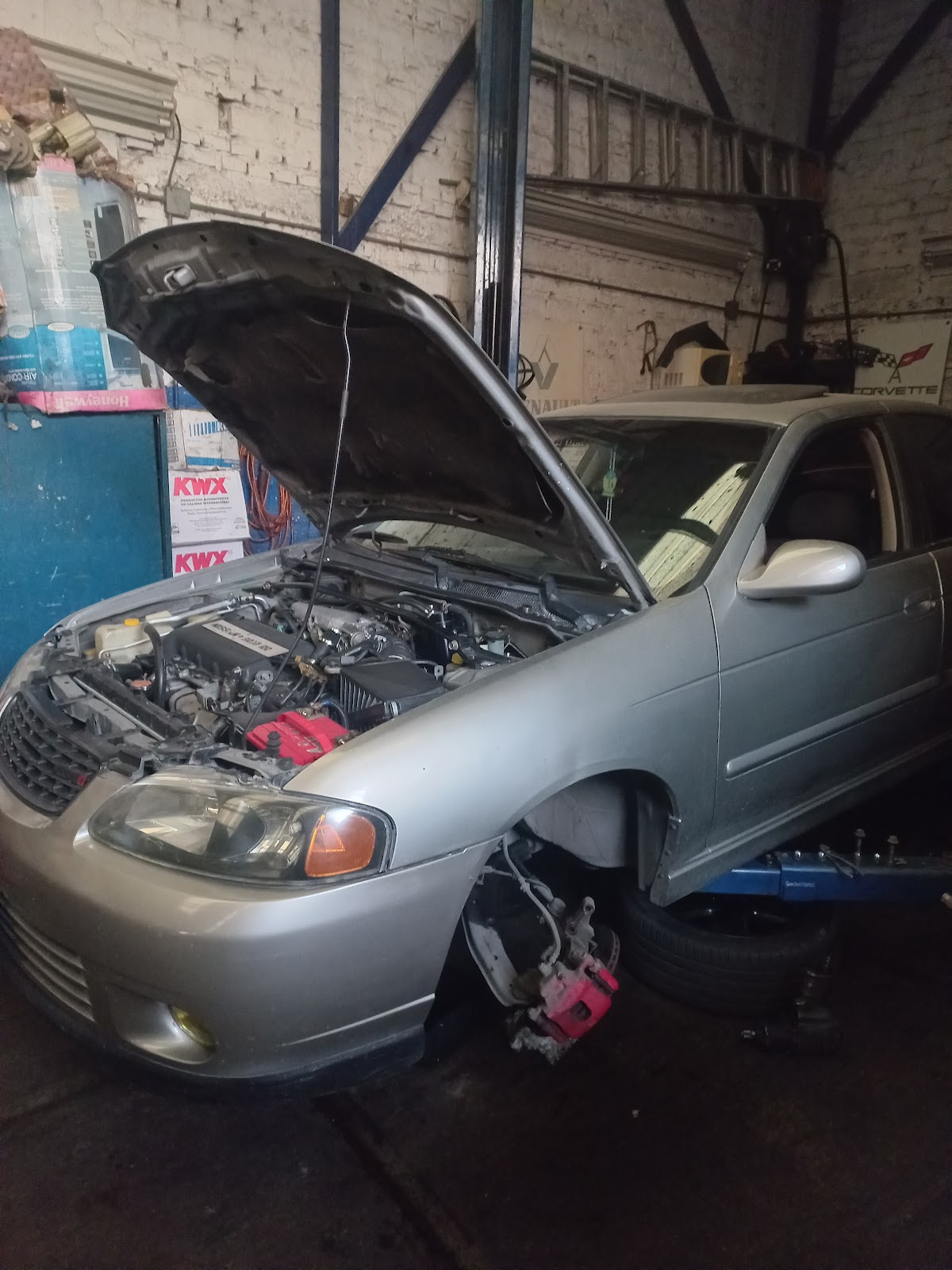 Auto en reparación de suspensión